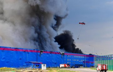 Горящий склад Ozon в Истре засняли на видео